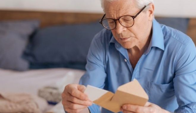 Anunț pentru pensionari! De luni, 4 decembrie, pensiile vor fi livrate de poștași