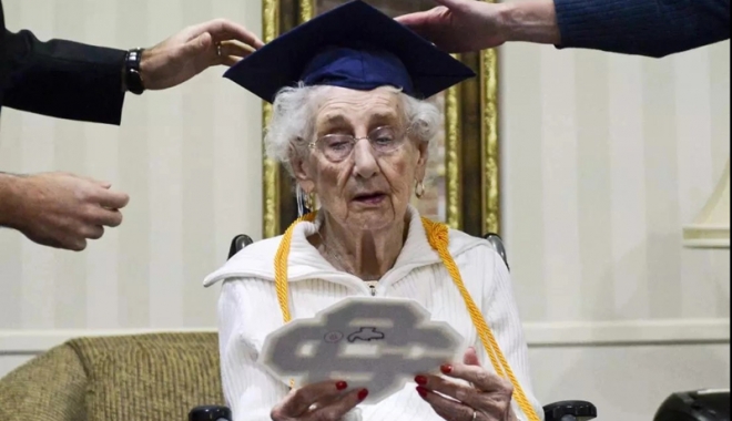 Pensionara la facultate - pensionara-1505909174.jpg