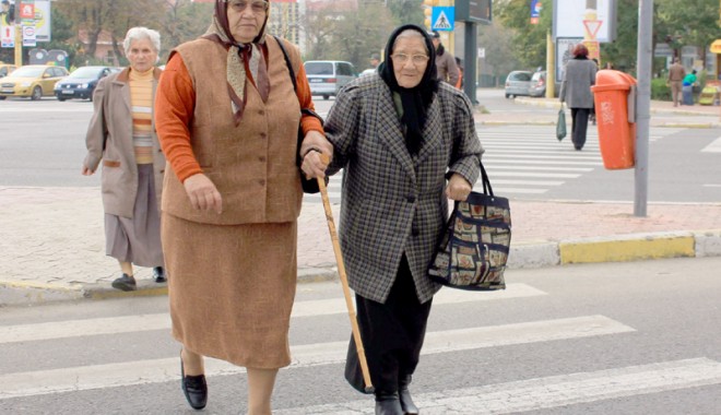 ATENȚIE, PENSIONARI! Bani MAI PUȚINI la pensie! Iată motivul și când se produce modificarea - pensionare-1381507625.jpg