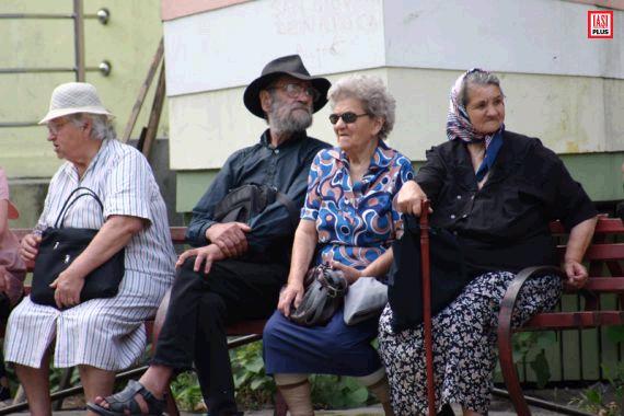 Pensionarii susțin Coșul solidarității, dar spun că măsura trebuie dublată de indexarea pensiilor - pensionari-1312276248.jpg