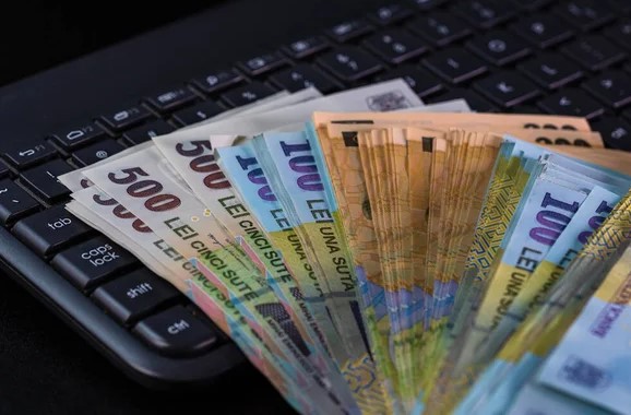 Pensionarii acuză că banii depuși timp de ani de zile au dispărut. Casierul este cercetat pentru delapidare - pensionari-bani-1774507412.webp