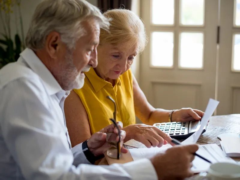 Recalcularea pensiilor se apropie de final, cu întârziere de 8 luni. Pensionarii vor primi banii retroactiv