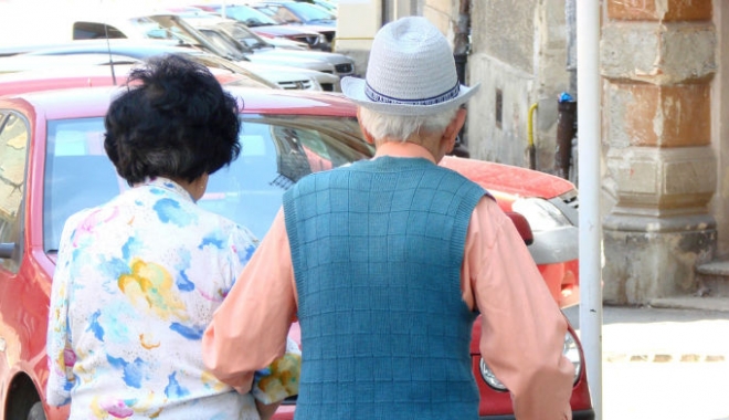 O pensionară de 82 de ani, din Constanța, păgubită cu 2.000 de lei - pensionari2-1466518387.jpg