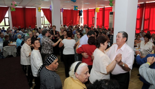 Primarul din Cernavodă a petrecut  alături de pensionarii din oraș - pensionaricernavoda-1317672615.jpg