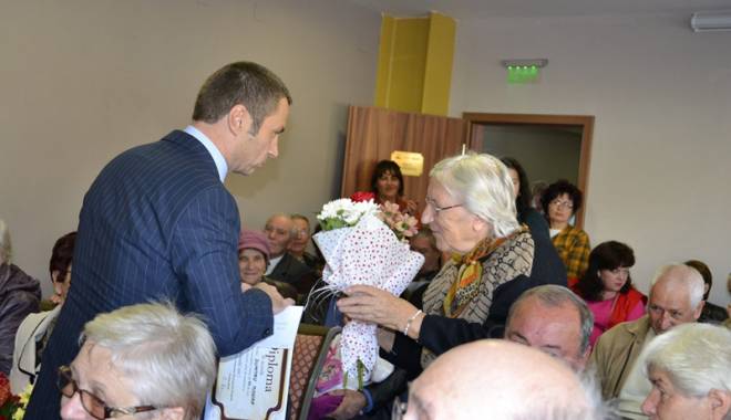 Pensionarii din Mangalia, sărbătoriți de administrația publică din oraș - pensionariidinmangalia-1446991001.jpg