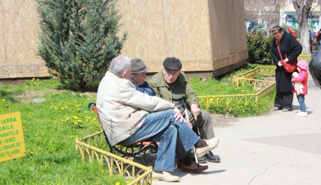 Casa de Pensii primește cereri pentru bilete de tratament în stațiunile balneare - pensionariinparc3-1366387188.jpg