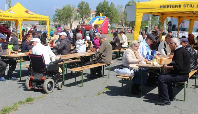 Pensionarii primesc mici și bere de la Primăria Constanța - pensionariiprimesc4-1430144757.jpg