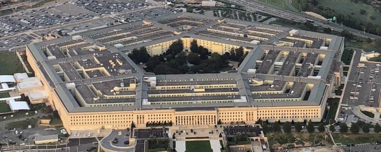 Protest al jurnaliştilor la Pentagon. Au predat legitimaţiile de acces neacceptând noile reguli impuse - pentagon768x307-1760597953.jpeg