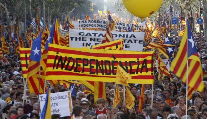 Peste 80% dintre participanții la consultare s-au pronunțat pentru independența Cataloniei - peopletakestreetsbannerreadingin-1415603449.jpg