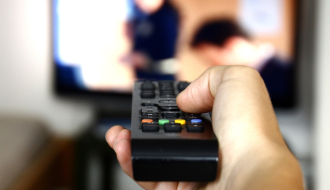 Filme porno la tv, la orele prânzului - peoplewatchingtv-1490271325.jpg