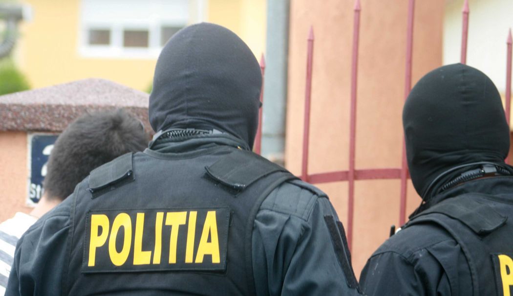 Percheziţii în Sibiu la apropiaţii lui Horaţiu Potra, prinşi în trafic având asupra lor arme, arme albe şi materiale pirotehnice