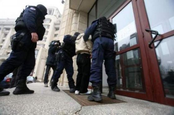 Peste 300 de polițiști și jandarmi efectuează, la această oră, percheziții la domiciliu - perchezitiefotowordpresscom-1349937354.jpg