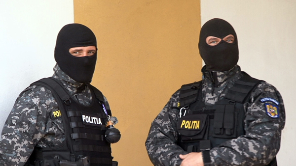 14 locații din Constanța, luate cu asalt de mascați. Percheziții la suspecți de evaziune fiscală și spălare de bani - perchezitii-1436958361.jpg