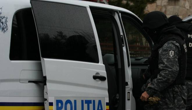 Descinderi în forță la Constanța: limuzine, zeci de mii de euro și țigări de contrabandă confiscate - perchezitii-1438067691.jpg
