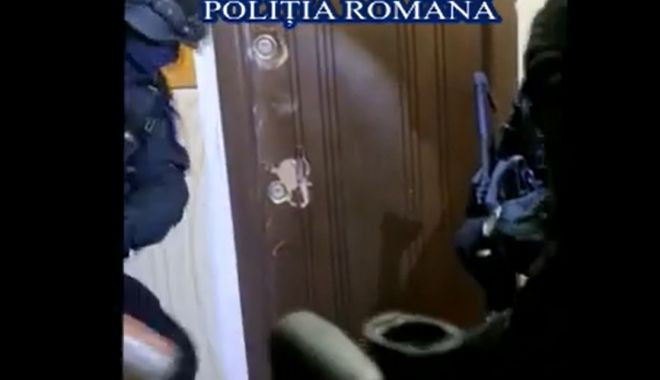 VIDEO / Percheziţii la Constanţa, la proxeneţi. Doi bărbaţi, reţinuţi, altul, căutat de poliţişti - perchezitii-1622119283.jpg