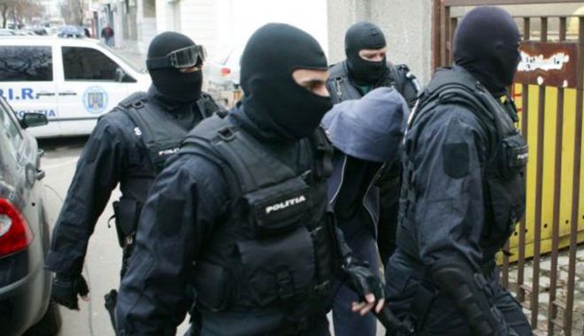 PERCHEZIȚII la Constanța la o grupare de FALSIFICATORI de VALUTĂ. Sute de mii de euro confiscate de Poliție! - perchezitii-1667306008.jpg
