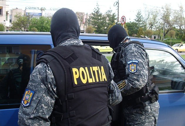 Reținuți pentru trafic de persoane. Cum au fost păcălite două tinere vulnerabile - perchezitii-1772454299.webp