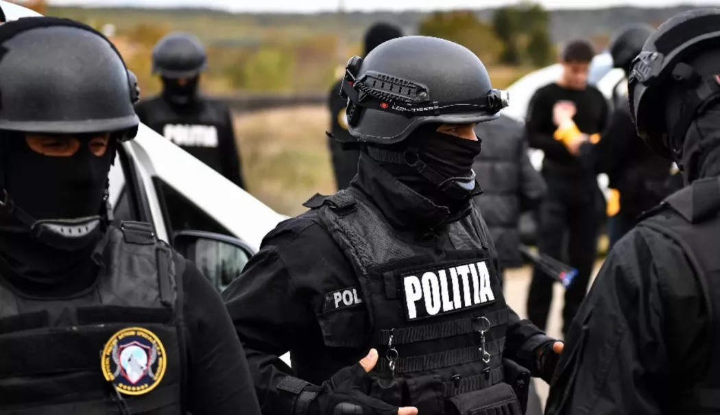 Grupare de cămătari destructurată. Percheziții într-un dosar de șantaj, violențe și trafic de persoane - perchezitii-1784194032.webp