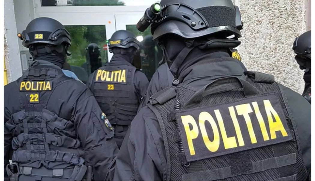 Arsenal descoperit într-o casă. Zece arme de tir și mii de alice, ridicate de poliţişti - perchezitii-arme-1767101480.webp