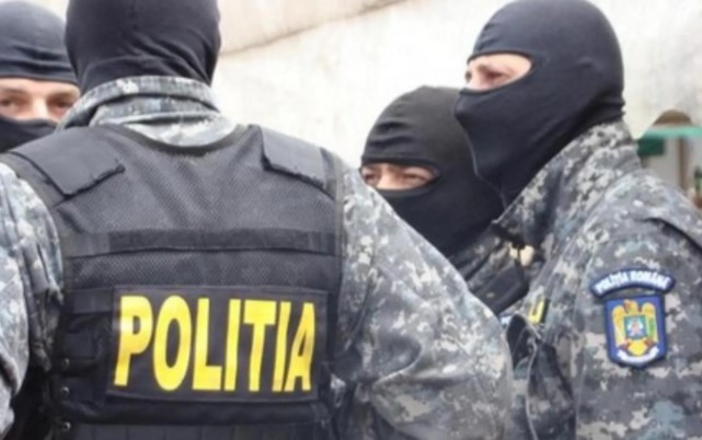 Magazin transformat în punct de vânzare a drogurilor. Cinci suspecți au fost reținuți - perchezitii-droguri-1775024190.webp