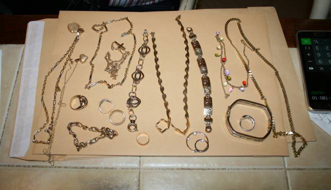 Galerie foto. Mașini de mii de euro, bijuterii și bani, confiscate de polițiști - perchezitii1-1436257413.jpg