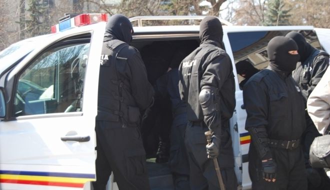 Percheziţii la traficanţi de droguri şi de persoane; traficul de droguri - coordonat din închisoare - perchezitii1cugetliberro80422500-1698133210.jpg