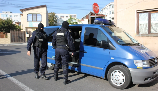 PERCHEZIȚII ÎN CONSTANȚA, CU MASCAȚI ȘI CÂINI DE LUPTĂ. CINCI INDIVIZI REȚINUȚI - perchezitiimascatistradasarmiseg-1469784697.jpg