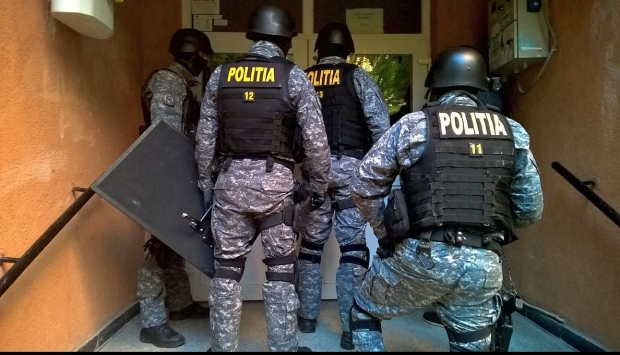 Fostul polițist care amenințase cu moartea o femeie, reţinut pentru 24 de ore