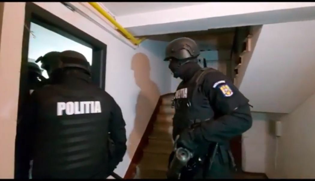 Un jandarm lua șpăgi de la administratorii sălilor de jocuri pentru a le spune când veneau controale - perchezitiipolitiemascati-1739438872.jpg