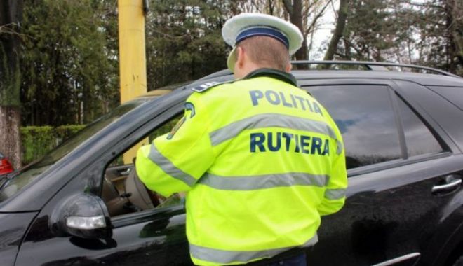 Tânăr prins de către polițiști la volanul unui autovehicul, având dreptul de a conduce suspendat