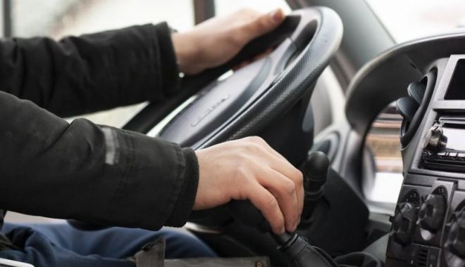 Un bărbat cu certificat de nevăzător a obținut permisul de conducere cu ajutorul soției