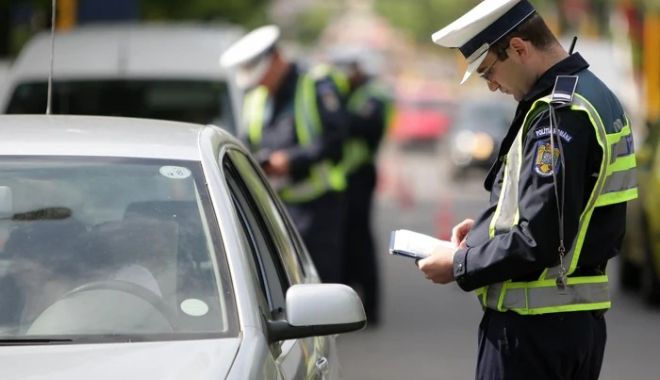 Șofer cu dreptul de a conduce suspendat, prins la volan de polițiști