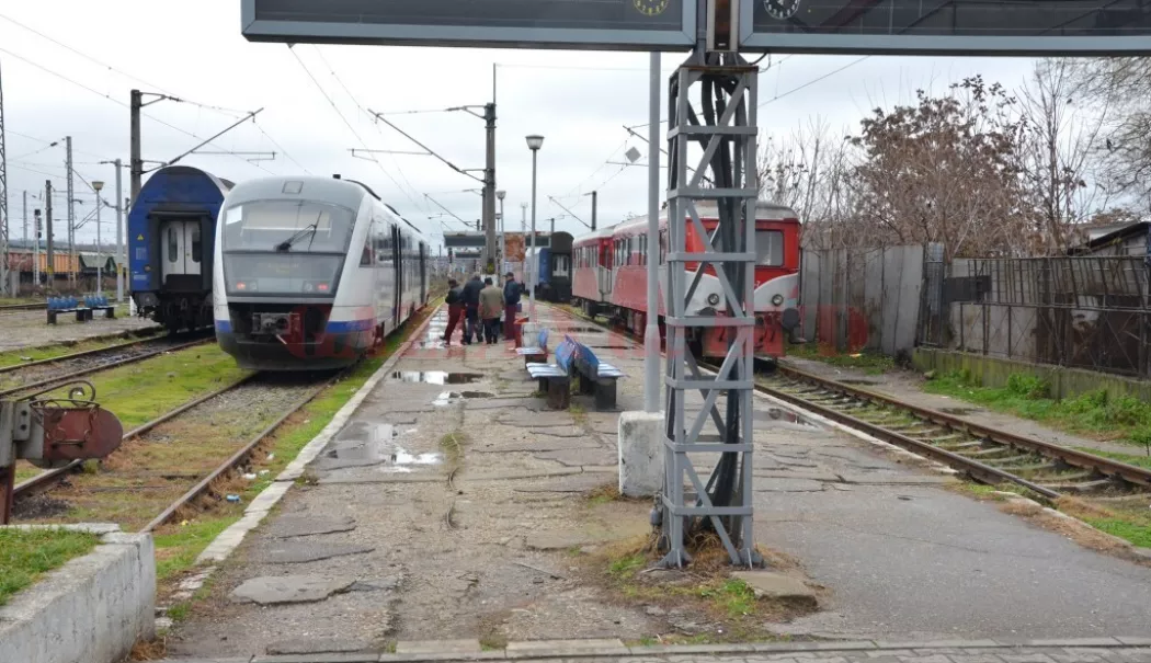 Circulație feroviară perturbată din cauza unei șine rupte. Mai multe trenuri nu au plecat din gară - peron2728-1770104201.webp