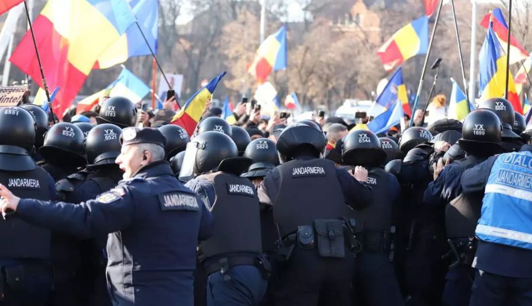 Şase participanţi la protestul de luni din Piaţa Victoriei s-au ales cu sesizări penale