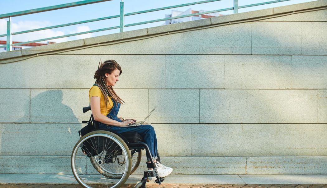 Sălile publice de spectacole, obligate să fie accesibile pentru persoanele cu handicap - persoane-dizabilitatilege-1722178994.jpg