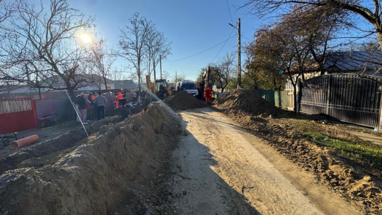 Două persoane, prinse sub un mal de pământ! Un bărbat a murit, iar celălalt este în stare gravă