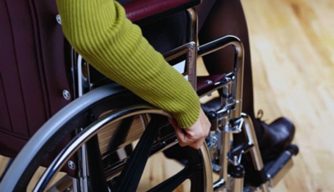 Lege/ Primăriile, obligate să asigure înlocuitor ai asistenților personali absenți temporar - persoane20cu20handicap-1348572984.jpg