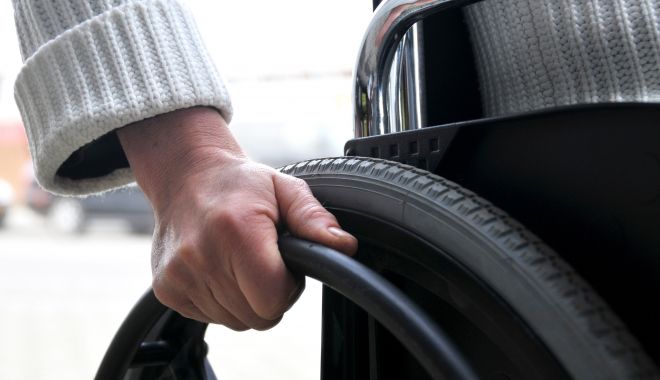 Un tânăr paralizat de la brâu în jos a reușit să meargă singur datorită unei intervenții chirurgicale de pionierat - persoanecuhandicap-1537864339.jpg