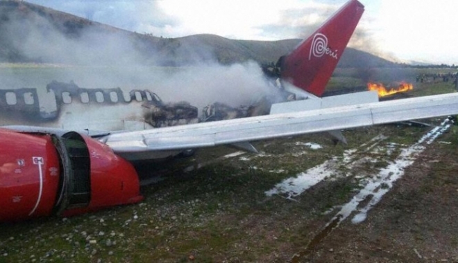 La un pas de tragedie! O aeronavă a luat foc la aterizare - peruvianb733ob2036pjauja17032827-1490787792.jpg