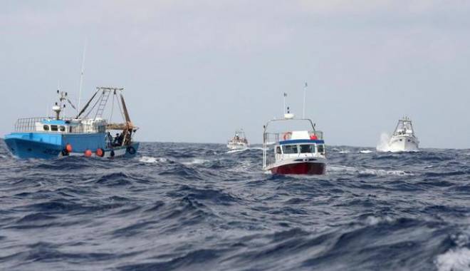 TRAGEDIE PE MARE! Un român MORT și alți doi DISPĂRUȚI, după scufundarea unui pescador - pescador-1427978835.jpg