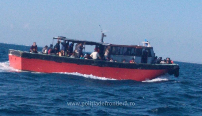 Pescador cu zeci de migranți, interceptat de în Marea Neagră - pescador-1504437033.jpg