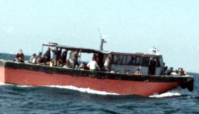 Pescador plin cu migranți, interceptat de polițiștii de frontieră, în Marea Neagră - pescador-1504445681.jpg