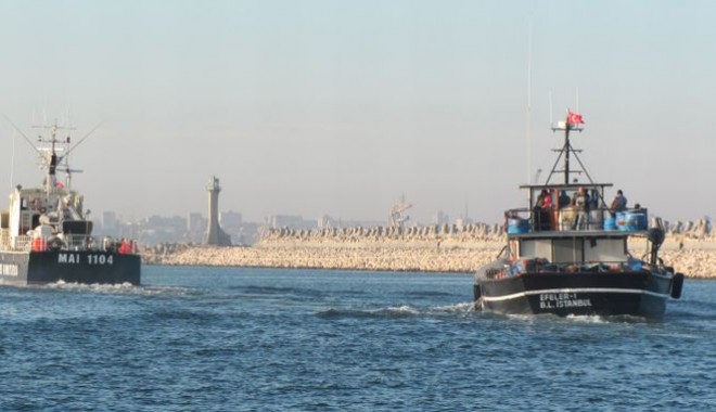 România vrea să restricționeze pescuitul în Marea Neagră - pescadorulturcesctractatlatarm-1332164547.jpg
