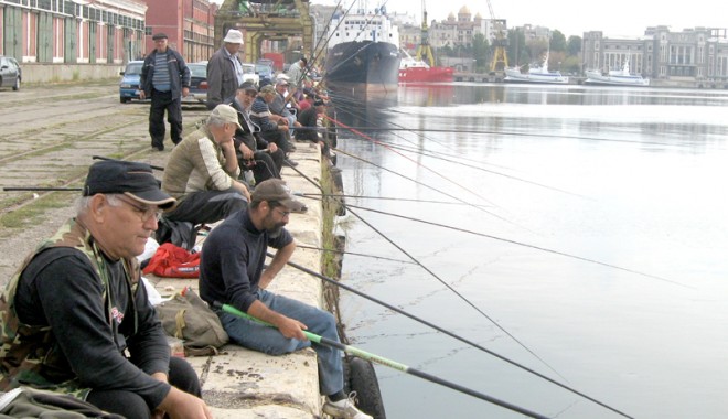 Pescarii și chefalul au invadat portul Constanța - pescarii3-1411747710.jpg