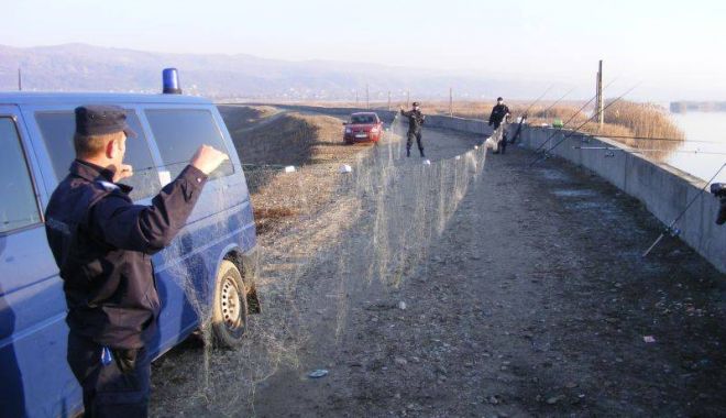 Peste 80 kilograme de pește, transportate fără documente legale, confiscate de polițiștii de frontieră constănțeni - pescuitilegal1-1554802021.jpg