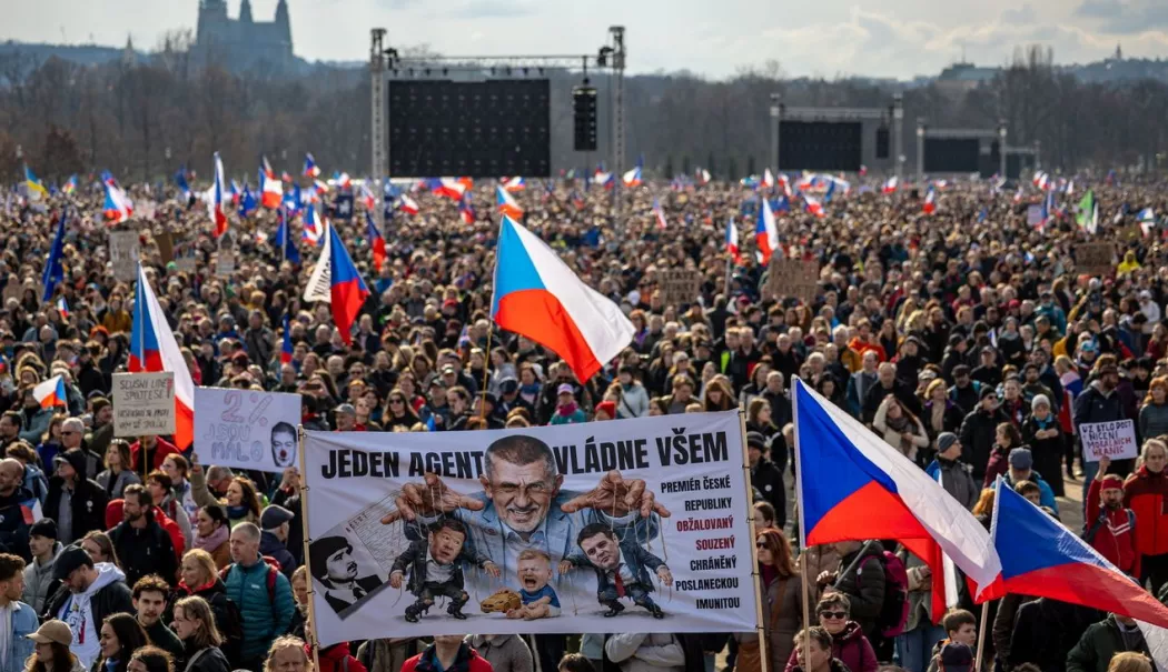 Peste 150.000 de persoane au protestat la Praga împotriva noului guvern populist ceh - peste-1774172584.webp