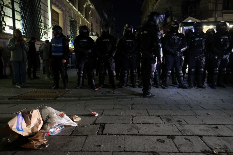 Peste 500 de persoane au fost legitimate în zona protestului. 13 jandarmi au fost răniţi - peste-500-de-persoane-1741596727.jpg