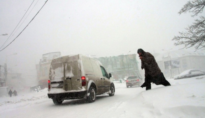 UPDATE. Iarna încă face ravagii, la Constanța. Adulți și copii, blocați cu mașinile în zăpadă - peste1000demasiniblocateinzapada-1484829927.jpg