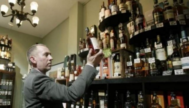 Protecția Consumatorilor/ Băuturi spirtoase cu aromă de votcă, vândute ilegal la Constanța - peste1100delitridebauturispirtoa-1348479867.jpg