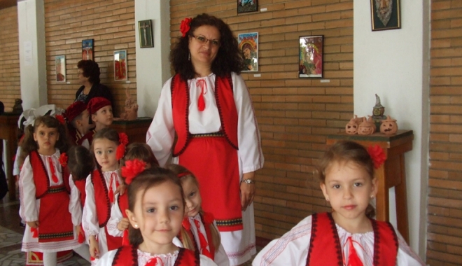 Peste 300 de elevi s-au întrecut  în dansuri populare - peste300deelevi-1463316223.jpg